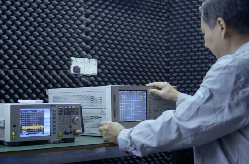 Test analizatora sieci o częstotliwości radiowej RF